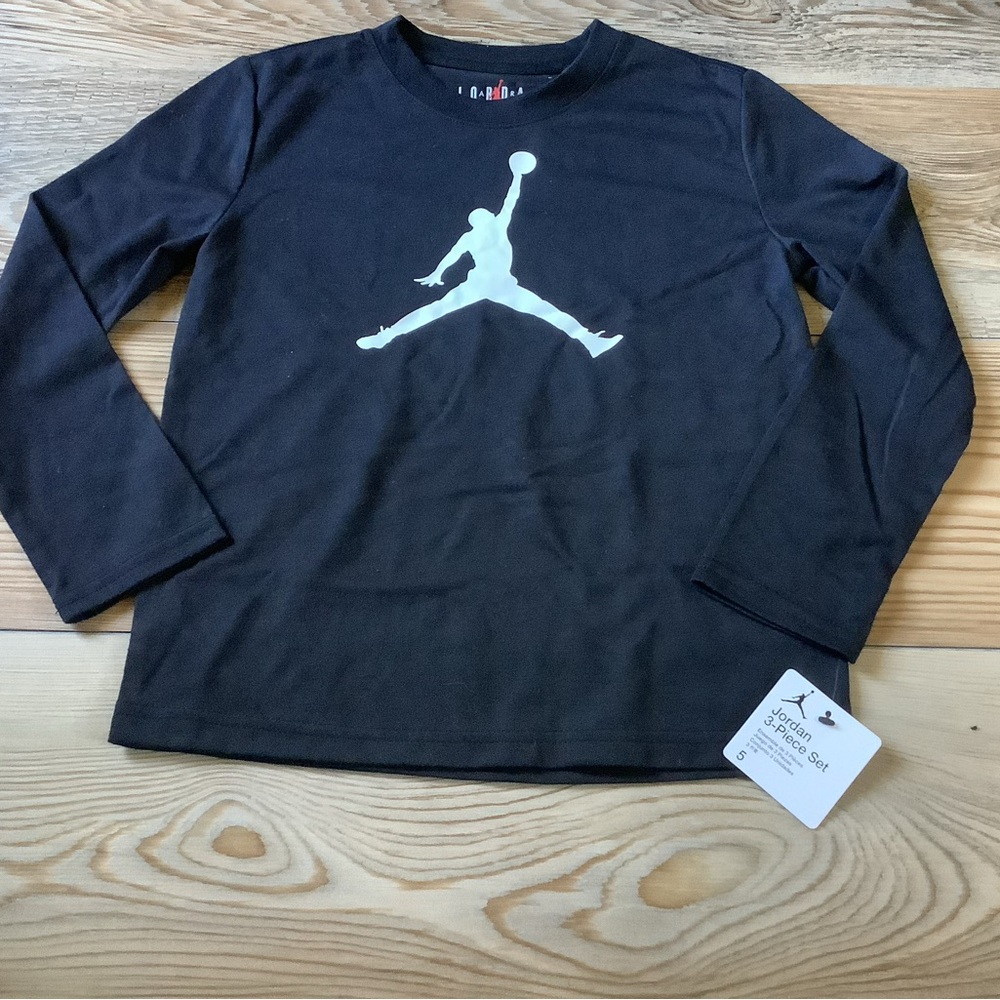 Jordan boys 3pc set size 5(NWT) - Picture 3 of 6